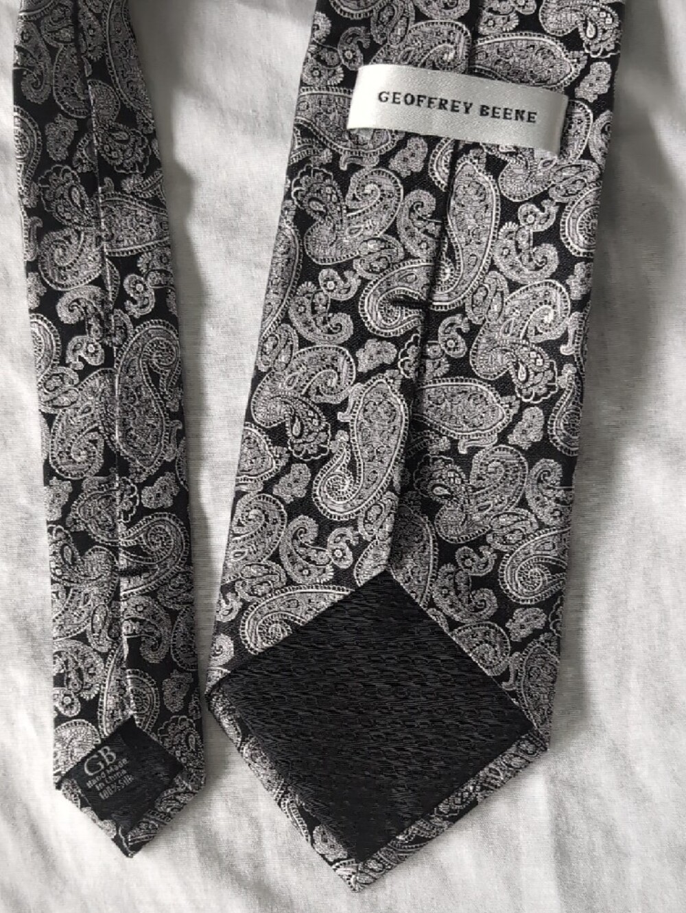 Geoffrey Beene Black and Silver Paisley Silk Tie - Picture 4 of 7